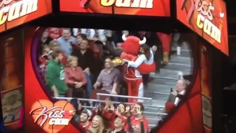 25 FUNNIEST KISS CAM MOMENTS IN SPORTS