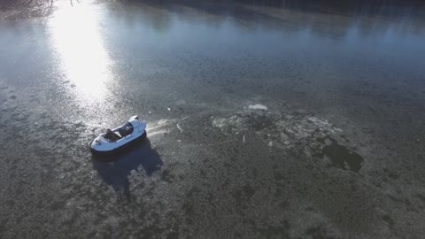 Tipo anda en un aerodeslizador sobre un lago helado consiguiendo increíbles resultados