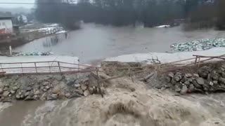 Voda odnijela most tokom poplava u BiH