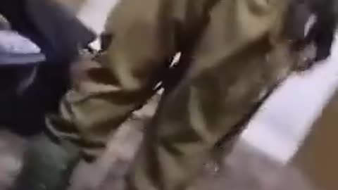 2023-11-14 - Soldati israeliani irrompono in casa e pestano Iyad Banat in diretta Tik Tok