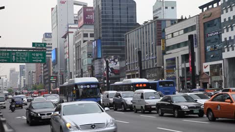 There are many cars on the roads of Gangnam Station in Korea