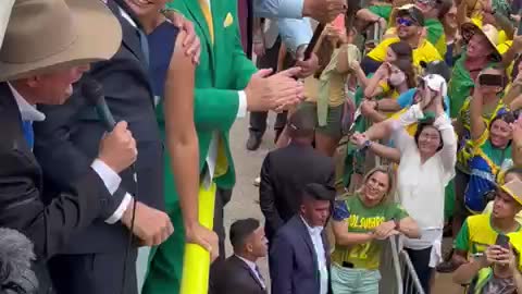 BRASÍLIA: The speaker introduces Bolsonaro to the delight of Brazilians who shout 'Myth! Myth!' 🔥🔥🔥