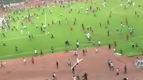 Enfrentamiento en el estadio de Nigeria luego de que el equipo perdiera
