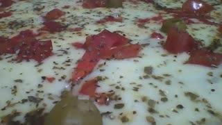 Filmando a pizza de perto, com queijo, tomate, orégano e azeitonas, deliciosa! [Nature & Animals]