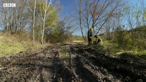 Ukrainian troops under close gunfire in newly liberated village - BBC News