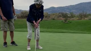 Sweet 89-year-old lady with Alzheimer's drains 40 foot putt
