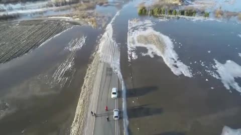 🌊🏠 In Kurgan, they are strengthening the embankment with sandbags P2