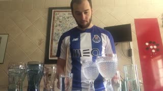 Adepto toca hino do FC Porto com copos de água