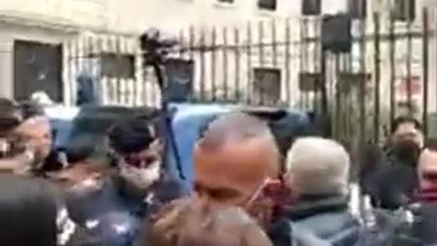 La polizia carica gli studenti al liceo Ripetta di Roma: Manganellate contro i ragazzi