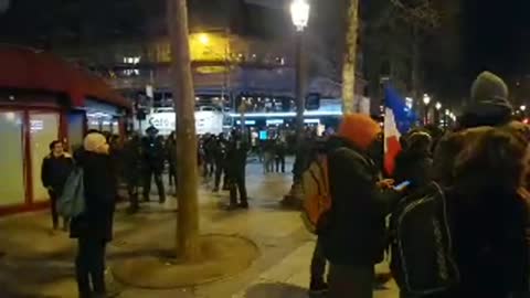 Rassemblement difficile au Champs-Elysées - Liberté !