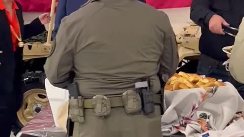 TEXAS :: Donald Trump serve refeições aos policiais do Texas .