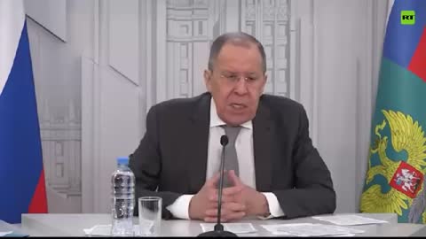 Lavrov:"I nostri colleghi occidentali sono noti per distorcere i fatti" ha fatto riferimento al desiderio dell'Occidente di omettere parte della storia a suo piacimento.
