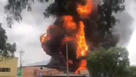 Grave incendio consumió fábrica de productos de aseo en Bogotá 2