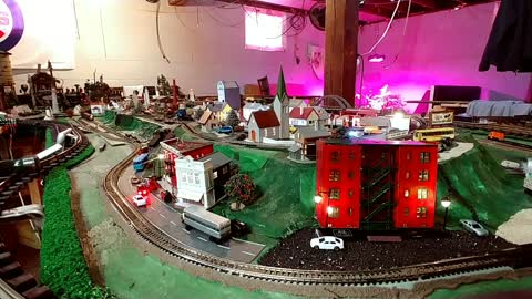 Dual N scale trains running