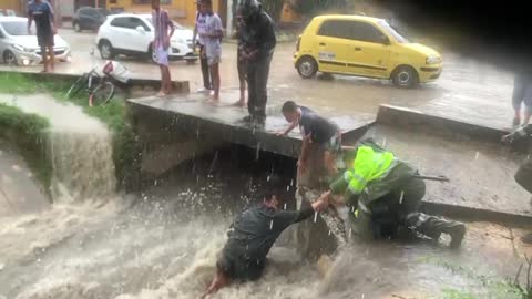 Policía rescata a menor que era arrastrado por un arroyo en Barranquilla