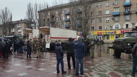 Ruská armáda poskytuje humanitární pomoc obyvatelům Melitopolu.