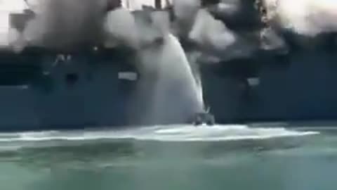 🔥 The USS Bonhomme Richard warship that was targeted, yesterday by the Houthis in the Red Sea