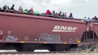 More Illegals coming to US Border on Train- But What do you see at :23?