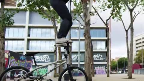 Jovem faz acrobacias fantásticas com a sua bicicleta nas ruas de Barcelona