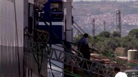 Hundreds of rescued migrants land in Sicily