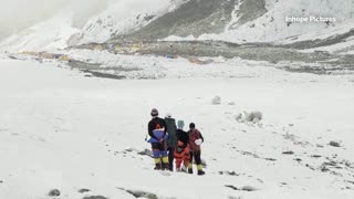 Blind mountaineer from China climbs Mount Everest