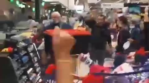 Francia, Green Pass, protestanti entrano in supermercato, riempiono carrelli e li abbandonano