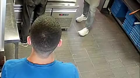 Man tries robbing an entire shawarma rack