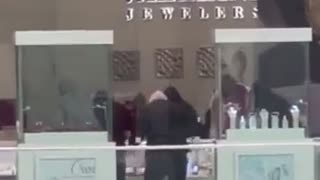 Smash and grab by a group of criminals in a jewelry store in California