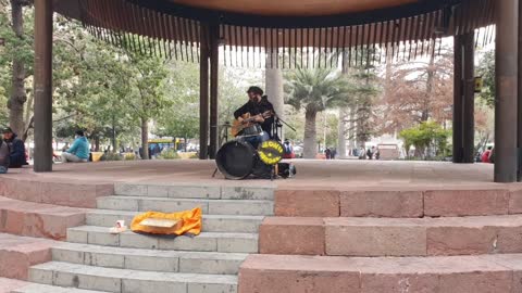 기타와 드럼을 한 번에? 거리 공연의 최강자! Chile busking en plaza de armas