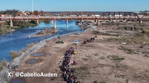 Hundreds Of Illegal Immigrants Line Up In Eagle Pass To Cross The Border
