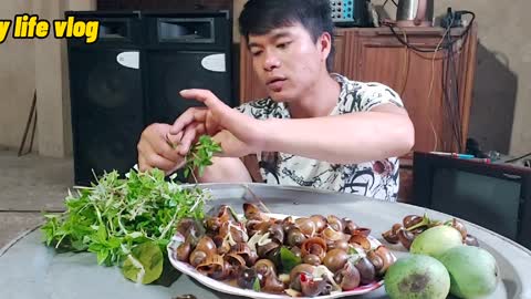 Stir-fried snails with bamboo shoots eat numb
