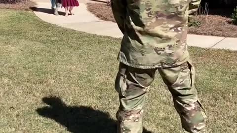 Suprises military coming home daughter crying 😭