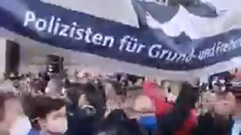 Oostenrijkse politie kiest de kant van "het volk"