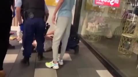 SYDNEY - muž zatknutý za nenosenie rúška