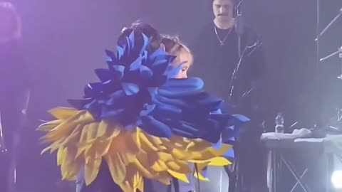 At a concert by a Ukrainian singer, a girl moved the audience with a story about