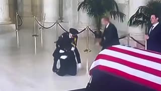 Honor guard collapses on live TV in front of the casket of Justice Sandra Day O'Connor