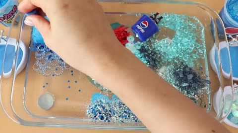 Mixing "Pepsi Eyeshadow and Makeup Parts glitters into Satisfing Slime video
