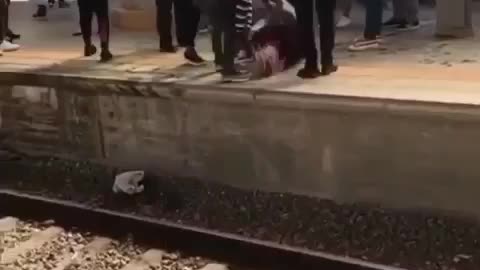 Un grupo de inmigrantes golpean, insultan, humillan a una mujer en una estación de tren