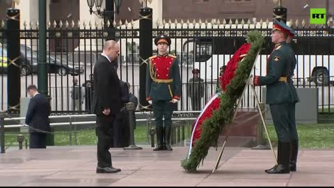 RT -❗Day of Remembrance and Sorrow - President Putin lays flowers at Tomb of the Unknown Soldier 🇷🇺