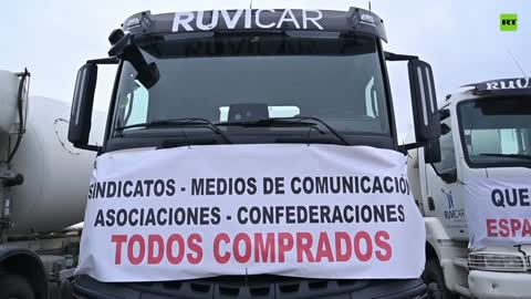 I camionisti spagnoli protestano a Madrid contro gli alti prezzi del carburante.I camionisti spagnoli hanno respinto l'offerta del governo di sovvenzionare fino a 20 centesimi per litro di carburante.(che costa sempre meno che in Italia eh)