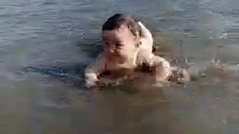 baby with no fear wants to swimming in sea
