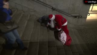 Santa gives gifts to the homeless 2023
