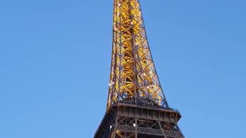 The twinkling Eiffel Tower in Paris