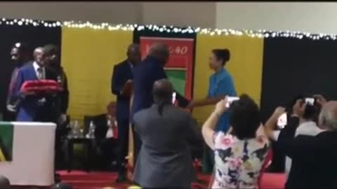 President Moses of Vanuatu awarded the Presidential Medal to the Chinese doctor!