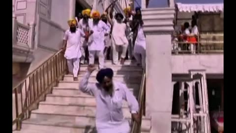 Sikh groups clash with swords at India's Golden Temple - BBC News