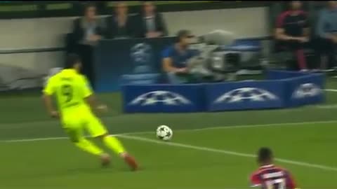 VIDEO: Luis Suarez vs Benatia!