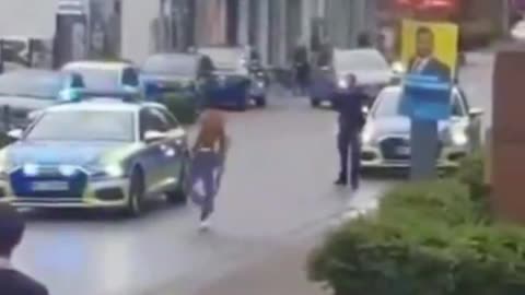 A man armed with a stick threatens women, destroys cars and attacks police in Germany