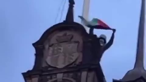 Hamas Supporter Scales UK Sheffield Town Hall To Remove The Israeli Flag, Replacing With Palestinian