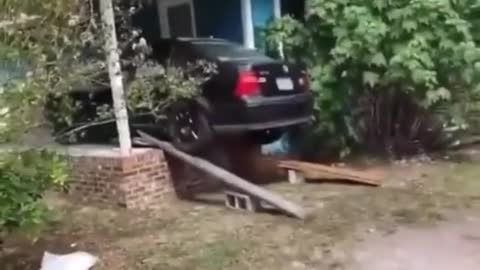 Man Created Makeshift Use Of His Car Preparing For Hurricane