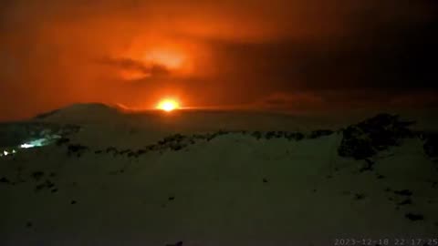 Vídeo: Erupção vulcânica na Islândia ilumina céu e ameaça cidade